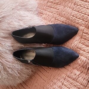 Tahari Navy suede pumps sz/5.5M
